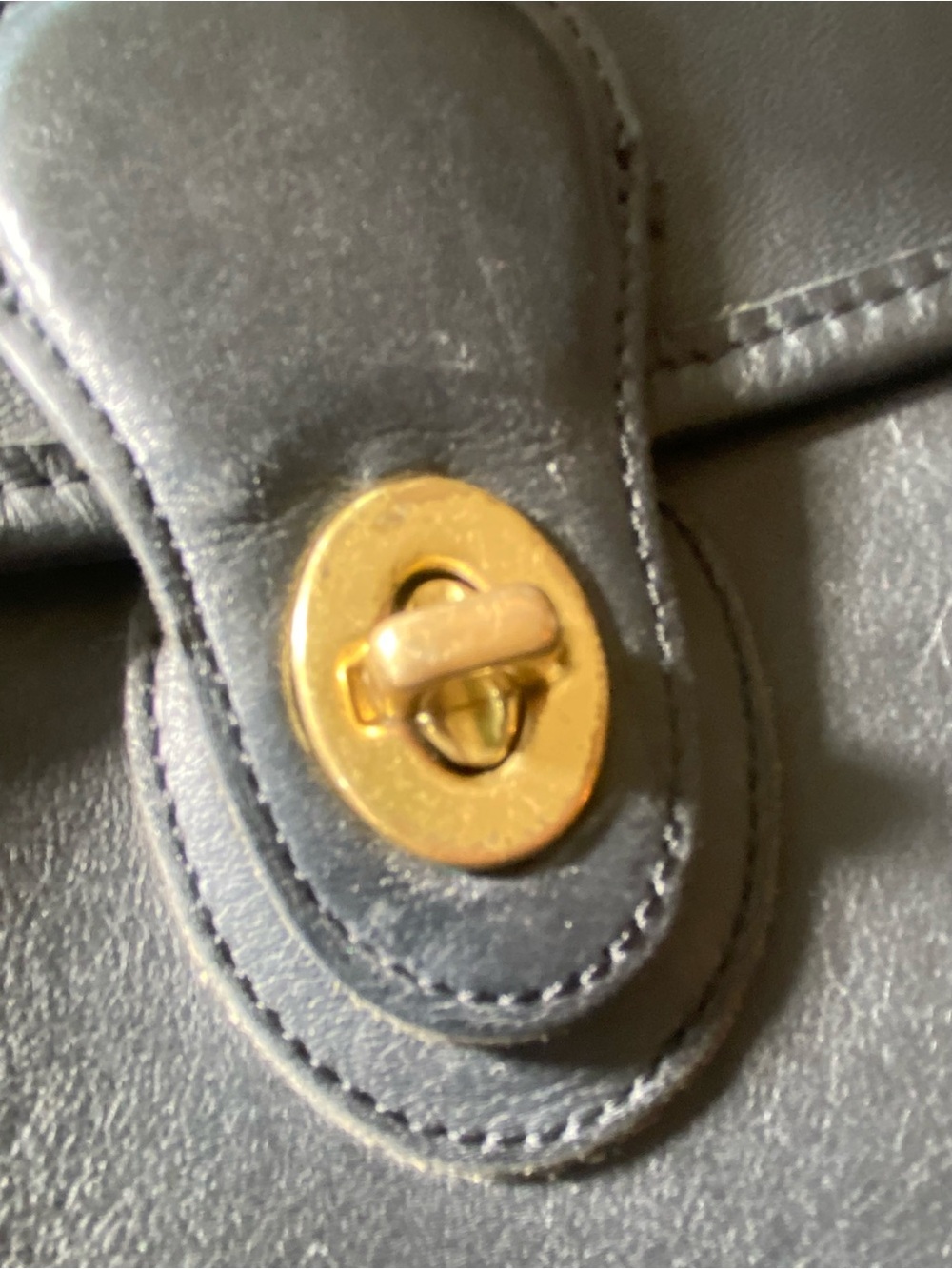 Vintage Coach Murphy 1990’s Leather Crossbody with Gold Turn-Lock - Picture 4 of 11